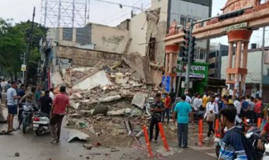 *बिलासपुर शहर में तीन मंजिला बिल्डिंग भरभरा कर गिरा,नीचे मेडिकल स्टोर और ज्वेलरी शॉप की थी दुकान*