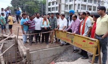 *मंगला चौक पर गिरी तीन मंजिला बिल्डिंग के घटना स्थल पहुंचे भाजपा प्रदेश अध्यक्ष अरुण साव, निगम प्रशासन को आड़े हाथों लिया कहा पीड़ित को मुआवजा दे प्रशासन*