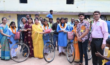 *नव प्रवेशी बच्चो को तिलक लगाकर एवं मिष्ठान खिलाकर मनाया गया शाला प्रवेशउत्सव*