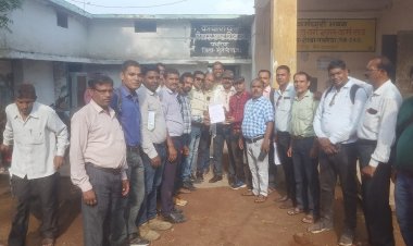 *प्रेस कॉन्फ्रेंस कर शिक्षक मोर्चा ने दी मंत्रालय में आंदोलन की सूचना,18 जुलाई को रायपुर में जंगी प्रदर्शन* 31 जुलाई से अनिश्चितकालीन हड़ताल स्कूलों में लटकेंगे ताले