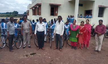 *शासकीय हायर सेकेण्डरी स्कूल बेलमुंडी के छात्राओं को मिला सरस्वती सायकल*