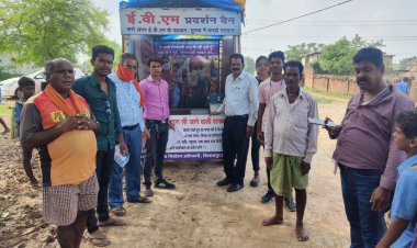 तखतपुर ब्लाक के गावों में किया गया ईवीएम मशीन का प्रदर्शन