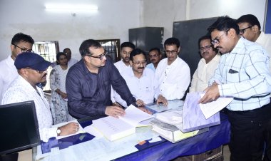 *संभागायुक्त भीम सिंह पहुंचे क्लेक्ट्रेट,तहसील कार्यालय का किया औचक निरीक्षण*,तहसीलदार के रीडर और नकल प्रभारी को शो काज नोटिस थमाया, रिकार्ड अपडेट नहीं मिलने से  नाराज हुए कमिश्नर