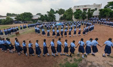 *स्कूली छात्राओं ने बताया मताधिकार का महत्व,एसडीएम कार्यालय मस्तूरी में अधिकारी कर्मचारी एवं ग्रामीणों को दिलाई गई मताधिकार की शपथ *