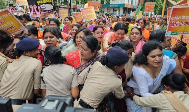 *Bjp महिला मोर्चा ने किया गृह मंत्री ताम्रध्वज साहू के निवास का घेराव,प्रशासन द्वारा किए गए बेरीगेट्स पार कर घुसी मोर्चा की महिलाएं*