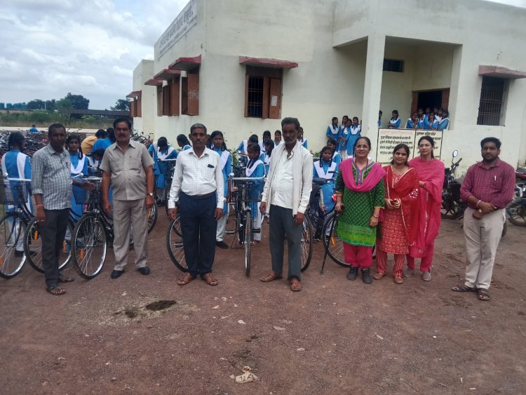 *शासकीय हायर सेकेण्डरी स्कूल बेलमुंडी के छात्राओं को मिला सरस्वती सायकल*