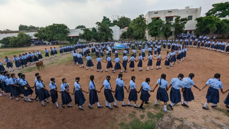 *स्कूली छात्राओं ने बताया मताधिकार का महत्व,एसडीएम कार्यालय मस्तूरी में अधिकारी कर्मचारी एवं ग्रामीणों को दिलाई गई मताधिकार की शपथ *