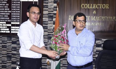 *विलासपुर के ने कलेक्टर संजीव कुमार झा ने किया पदभार ग्रहण,सीएम का कार्यक्रम निपटने के बाद दोनों कलेक्टर एक साथ कलेक्ट्रेट पहुंचे*