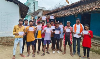 नए व युवा मतदाताओं के बीच पहुचकर अभिनंदन पत्र प्रदान कर रहे भाजयुमो पथरिया के कार्यकर्ता