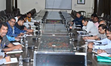 त्रुटिरहित निर्वाचक नामावली तैयार कराना हम सबकी जिम्मेदारी - कलेक्टर*  *राजनैतिक दलों और मीडिया प्रतिनिधियों की बैठक सम्पन्न*  *आगामी विधानसभा निर्वाचन के संबंध में कलेक्टर ने ली बैठक*