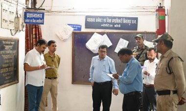 *कलेक्टर संजीव कुमार झा प्रभार लेने के बाद जिला कार्यालय के विभिन्न शाखाओं में पहुंचकर किया निरीक्षण, रिकार्ड रूम में सीसीटीवी कैमरा लगाने दीए निर्देश*