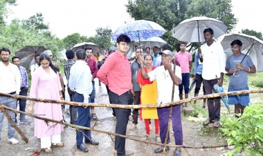 *कलेक्टर ने जिले के शहरी एवं ग्रामीण क्षेत्रों में जलभराव की स्थिति का लिया जायजा*  *आगर नदी में उफान की जानकारी मिलने पर पहुंचे ग्राम छटन, स्थानीय जनप्रतिनिधियों एवं ग्रामीणों से की मुलाकात