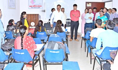 *जिले के युवाओं को प्रतियोगी परीक्षाओं के लिए दी जा रही है निःशुल्क कोचिंग की सुविधा*  *कलेक्टर ने किया प्रज्ञा कोचिंग संस्था का निरीक्षण*