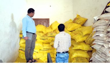 नियमानुसार संचालन नहीं करने वाले चार कृषि केन्द्रों पर की गई कार्यवाही*  *03 कृषि केन्द्रों को कारण बताओ नोटिस जारी, 01 कृषि केन्द्र पर 21 दिन के लिए उर्वरक के विक्रय पर लगाया प्रतिबंध*