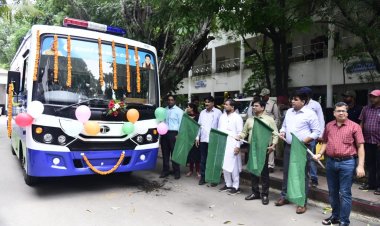 निगम क्षेत्र में स्लम बस्तियों के ईलाज के लिए शहर को 5वी मोबाईल मेडिकल यूनिट वाहन, महापौर एवं कलेक्टर ने दिखाई हरी झंडी