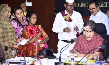 कलेक्टर ने सुनी जन चौपाल में लोगों की समस्याएं,राशन कार्ड,आवास,पेंशन सहित अन्य विभिन्न मांगो को लेकर लोगो ने किया आवेदन