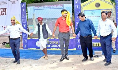 कलेक्टर राहुल देव ने जनसंपर्क विभाग द्वारा जिला कलेक्टोरेट में लगाई गई छायाचित्र प्रदर्शनी का किया अवलोकन*  *छत्तीसगढ़ के पारम्परिक गीतों पर खूब थिरके कलेक्टर और अधिकारीगण*