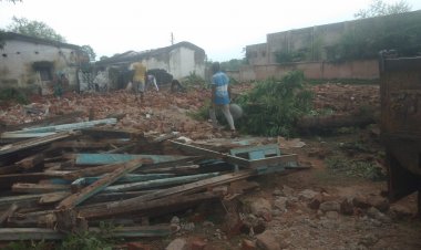 पीडब्ल्यूडी बिल्डिंग को मेडिकल बोर्ड ठेकेदार द्वारा तोड़कर लाखों का मलमा किया गायब