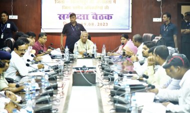 जिले के प्रभारी मंत्री ताम्रध्वज साहू ने ली अफसरों की बैठक