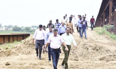 कलेक्टर संजीव झा ने अरपा नदी में चल रहे निर्माण कार्य का किया निरीक्षण