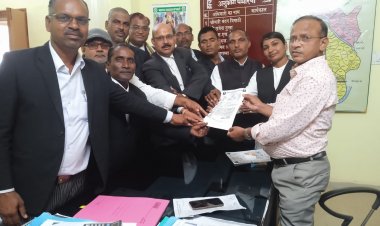 तीन सूत्रीय मांग को लेकर  अधिवक्ता संघ ने  मुख्यमंत्री के नाम एसडीएम को सौपा ज्ञापन