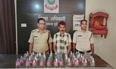 अवैध रूप से देशी शराब बेचते युवक गिरफ्तार 45 पाव देशी शराब जप्त
