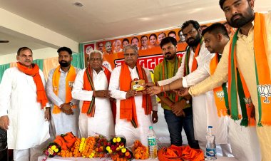 मुंगेली में आयोजित नवमतदाता अभिनंदन समारोह में शामिल हुए पूर्व स्पीकर धरमलाल कौशिक