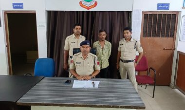 तिफरा बस स्टैंड में बटनदार चाकू लेकर लोगो को धमका रहा था युवक गिरफ्तारआर्म्स एक्ट पर कार्यवाही