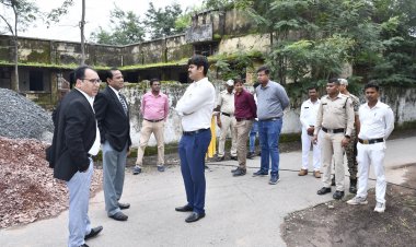 जिला न्यायालय परिसर में हो रहे विकास कार्य और साफ सफाई देखने पहुंचे डीजे और कलेक्टर,चीफ जस्टिस रमेश सिन्हा ने किया था जल्द व्यवस्था सुधारने निर्देशित