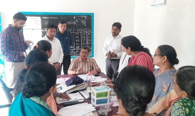 मतदान केंद्रों में लगे विशेष शिविरों का कलेक्टर संजीव झा ने लिया जायजा