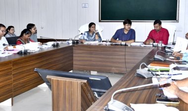 *शासन की योजनाओं का गंभीरतापूर्वक क्रियान्वयन करें - कलेक्टर*  *एपीओ मनरेगा और एसबीएम के जिला सलाहकर एवं समन्वयक को कारण बताओ नोटिस जारी*  *पंचायत एवं ग्रामीण विकास विभाग की बैठक संपन्न*
