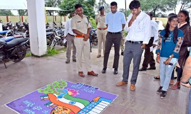 *कलेक्टर राहुल देव ने स्वीप कार्यक्रम के तहत संत रविदास महाविद्यालय सरगांव में युवाओं को मतदान करने की दिलाई शपथ*
