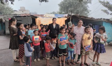 बच्चों को बांटा गया स्टेशनरी का सामान