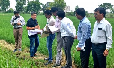 गिरदावरी करने खेत पर उतरे कलेक्टर संजीव झा