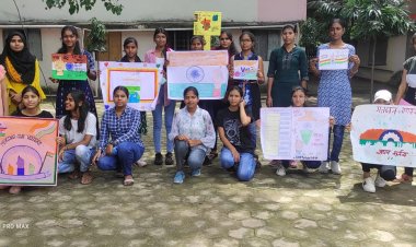 नुक्कड़ नाटक के माध्यम से स्कूली बच्चों मतदाता जागरुकता संदेश