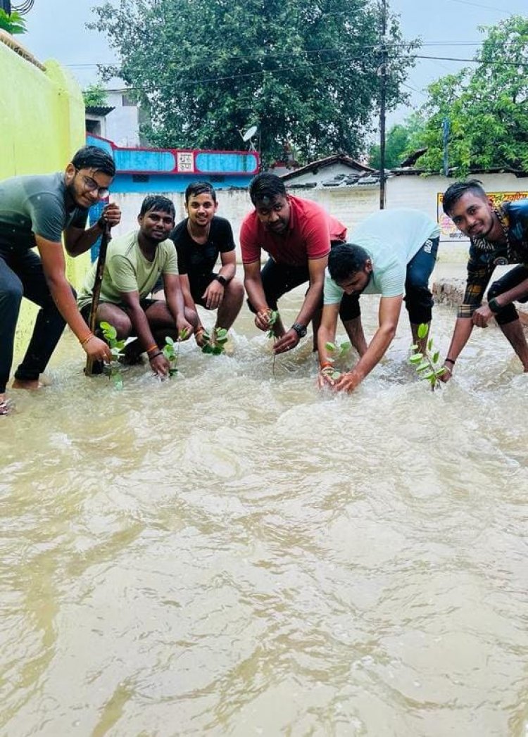 *सरकंडा क्षेत्र में हुए जलभराव को लेकर युवा मोर्चा का अनूठा प्रर्दशन*,क्रिकेट खेला,रोपाई करके किया विरोध,