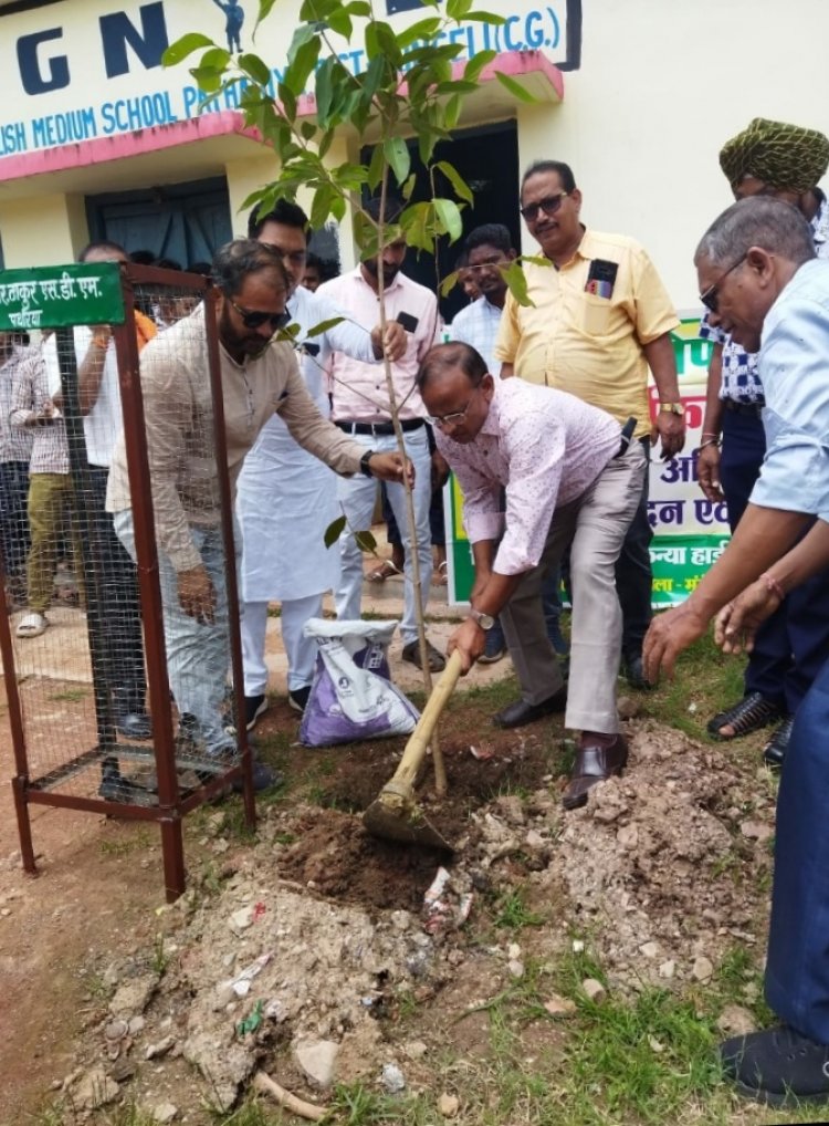 वृक्षारोपण कार्यक्रम में विद्यार्थियों ने जाना ईको सिस्टम में आक्सीजन और कार्बनडाई आक्साइड चक्र