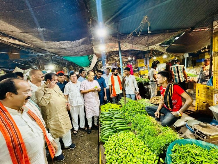 चुनावी घोषणा पत्र में सुझाव मांगने सब्जी मंडी पहुंचे भाजपा के दिग्गज नेता