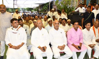 *गृहमंत्री दशगात्र कार्यक्रम में हुए शामिल*   *स्व. श्री साहू के छायाचित्र पर पुष्प अर्पित कर दी श्रद्धांजलि