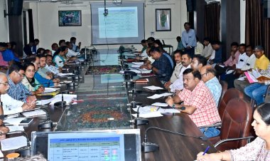 *निर्धारित समय-सीमा में लंबित प्रकरणों का निराकरण तथा योजनाओं का लाभ दिलाना सुनिश्चित करें - कलेक्टर राहुल देव*  *साप्ताहिक समय-सीमा की बैठक सम्पन्न*