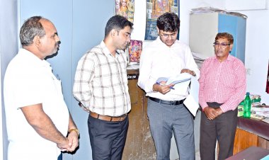 *कलेक्टर ने कृषि कार्यालय का किया आकस्मिक निरीक्षण*  *किसानों को विभिन्न योजनाओं का लाभ समय पर दिलाने के दिए निर्देश