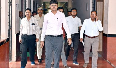 *कलेक्टर ने जिला कलेक्टोरेट में विभिन्न शाखाओं व कार्यालयों का किया औचक निरीक्षण*  *अनुपस्थित अधिकारी-कर्मचारियों की होगी वेतन कटौती