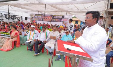 मंदिर हसौद में हुए सामूहिक दुष्कर्म के खिलाफ बीरगांव के बुधवारी बाजार में कांग्रेस की महिला मोर्चे ने किया प्रदर्शन