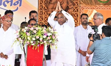 राजनांदगांव में आयोजित 'भरोसे का सम्मेलन' कार्यक्रम में शामिल होने मंच पर पहुंचे कांग्रेस राष्ट्रीय अध्यक्ष मल्लिकार्जुन खड़गे देखिए तस्वीरें