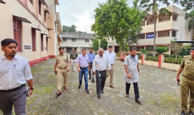 कलेक्टर और एसपी ने स्ट्रांग रूम एवं मतदान केंद्रों का किया निरीक्षण, आवश्यक व्यवस्था सुधारने दीए निर्देश