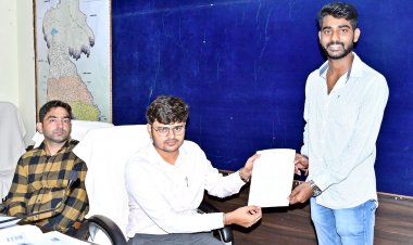 कलेक्टर ने शिवम नाग को प्रदान किया अनुकंपा नियुक्ति पत्र