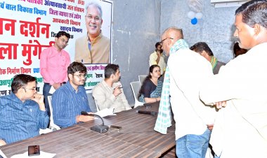 *कलेक्टर ने जनदर्शन में सुनी आमजनों की समस्याएं, 100 से अधिक आवेदन हुए प्राप्त*  *प्रकरणों के निराकरण हेतु संबंधित अधिकारियों को दिए आवश्यक निर्देश*