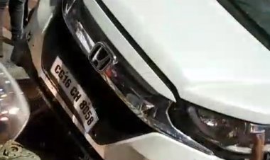 तिफरा फ्लाई ओवर के डीवाईडर पर चढ़ी कार,कर चालक बाल बाल बचा