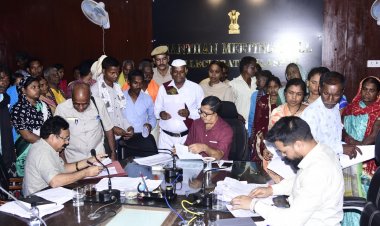 कलेक्टर ने जनदर्शन में सुनी लोगो की समस्याएं,इस दौरान कलेक्ट्रेट आए किसानों से खेती किसानी के ताजा हालातों की जानकारी ली