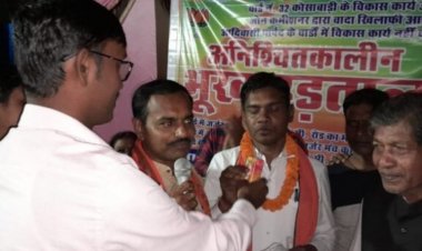 नगर निगम के अपर आयुक्त श्री कुम्हार ने पार्षद की भूख हड़ताल जूस पिला  कर समाप्त कराई